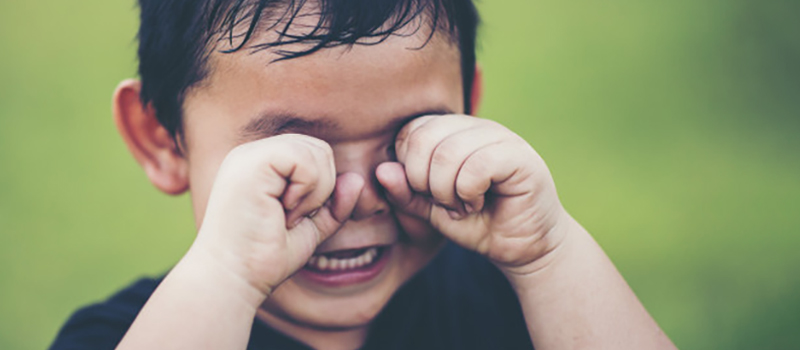 anak kecil yang sedang terkena polusi udara