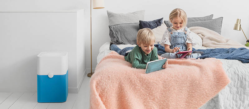 anak kecil sedang bermain didalam kamar yang menggunakan air purifier