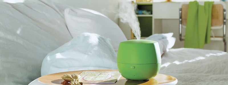 sebuah aroma diffuser yang digunakan di dalam kamar untuk meningkatkan kesegaran didalam rumah