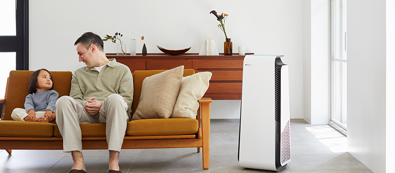 ayah dan anak yang sedang berbicara di ruang tamu yang dilengkapi dengan air purifier terbaik di indonesia