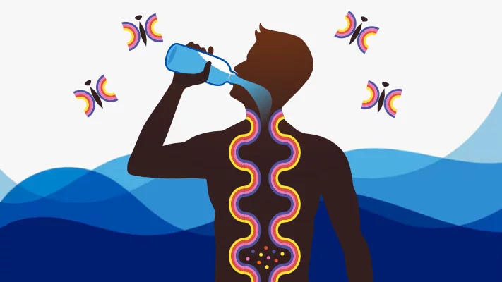 laki-laki sedang minum air dari botol