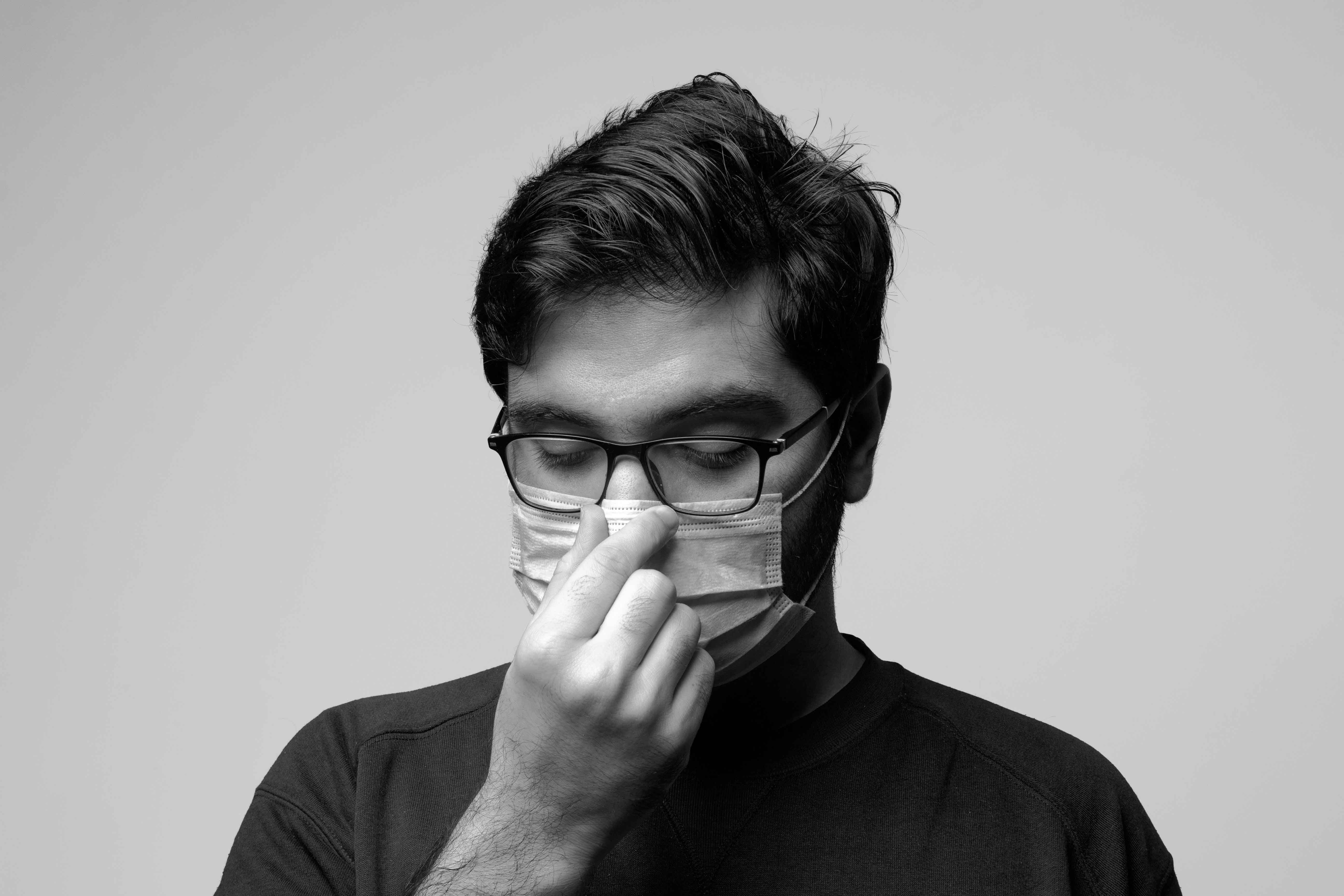 orang sedang menggunakan masker di ruangan