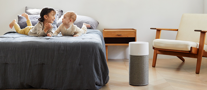 2 orang balita yang sedang bercanda di kamar dan menggunakan air purifier agar menjaga kualitas udara