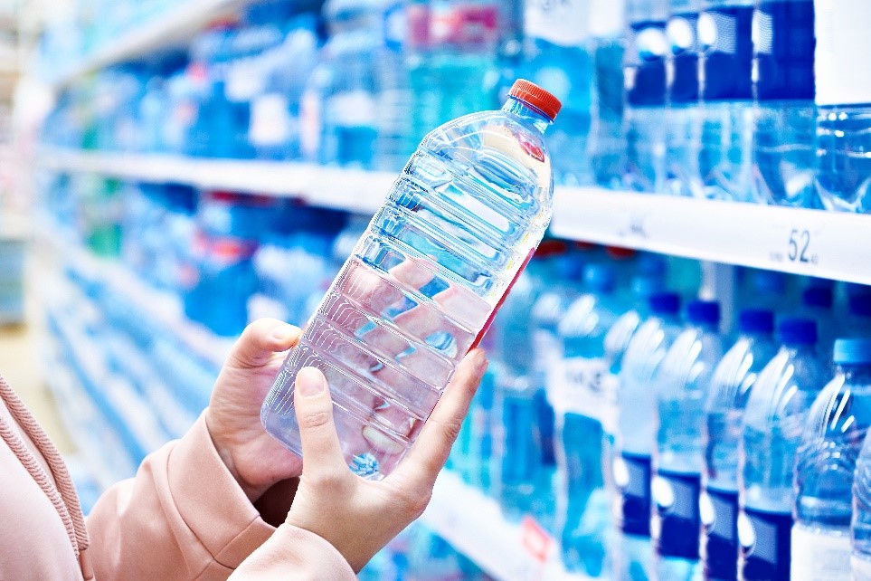 seseorang yang sedang ingin membeli air minum di supermarket