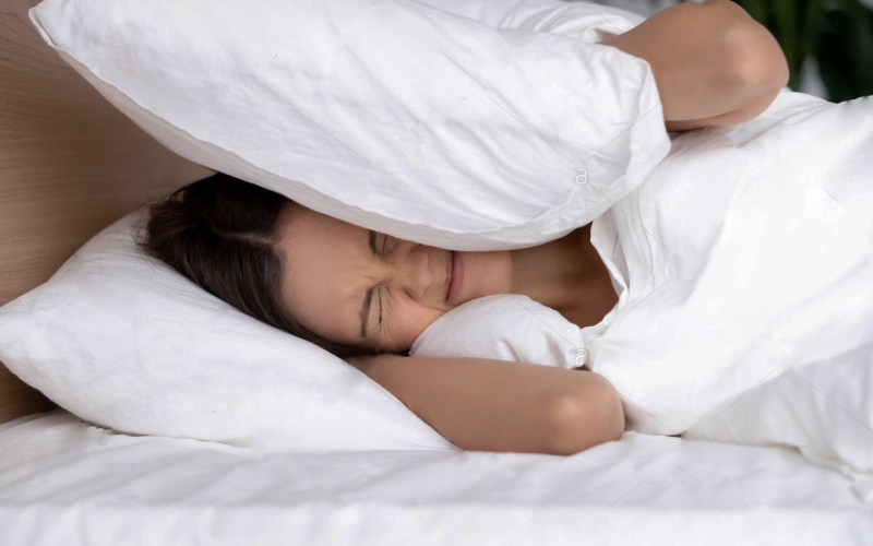 Orang yang tidak bisa tidur akibat mesin pembersih udaranya menghasilkan suara bising
