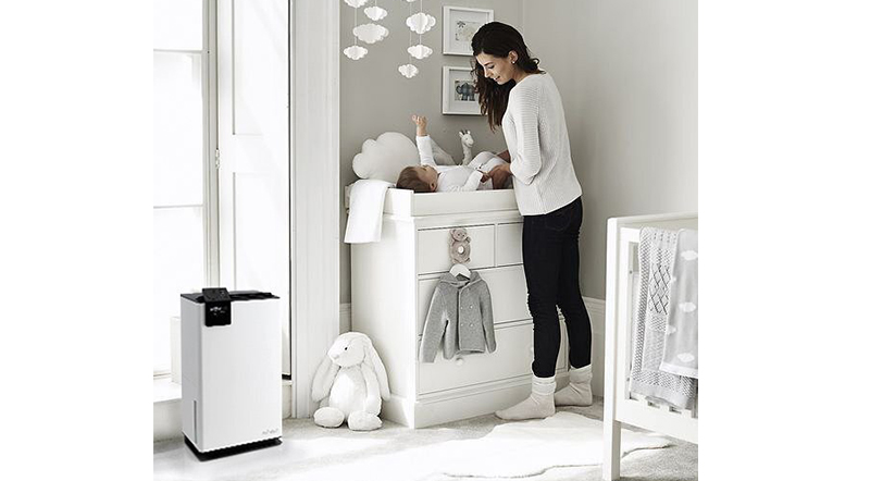 Ibu yang sedang menggunakan dehumidifier