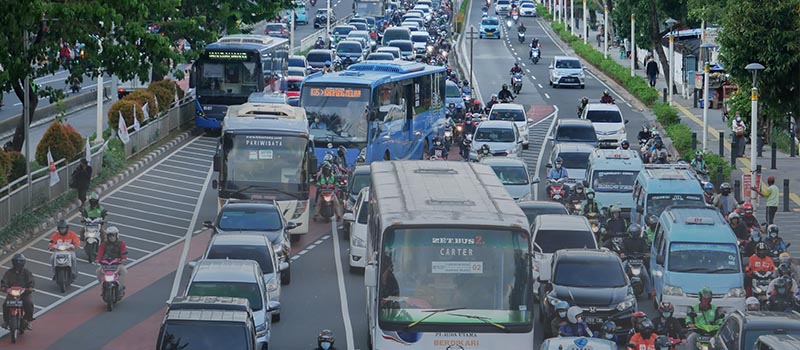 kemacetan di kota jakarta yang menyebabkan polusi