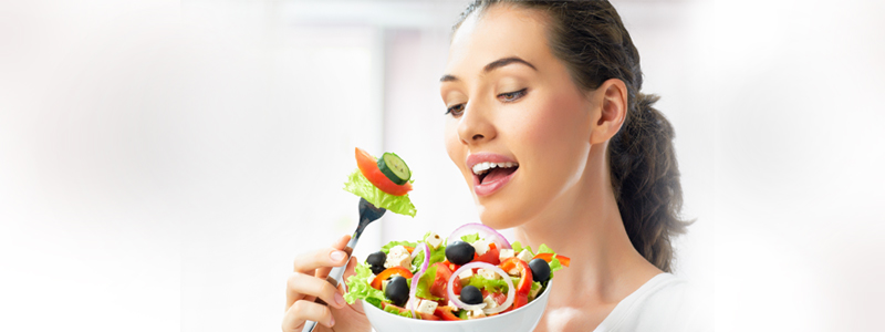 wanita yang sedang memakan sayur