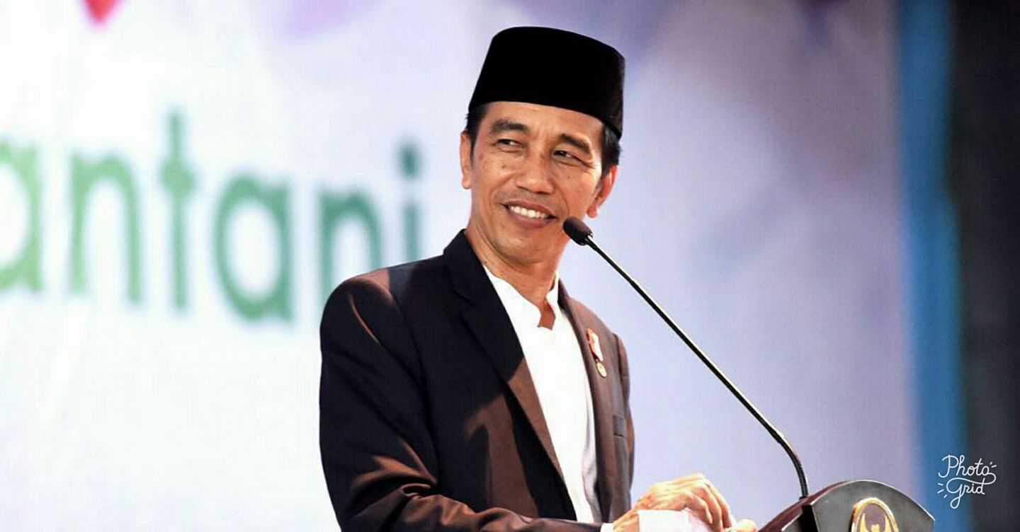 presiden republik indonesia joko widodo atau jokowi memberikan pidato di atas panggung