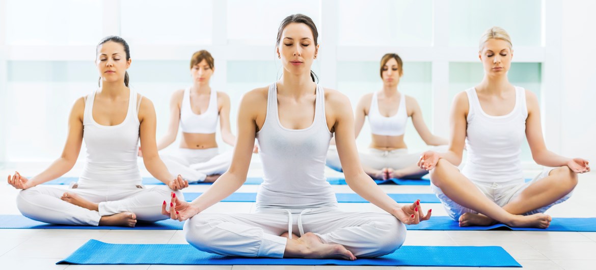 perempuan sedang yoga di dalam ruangan